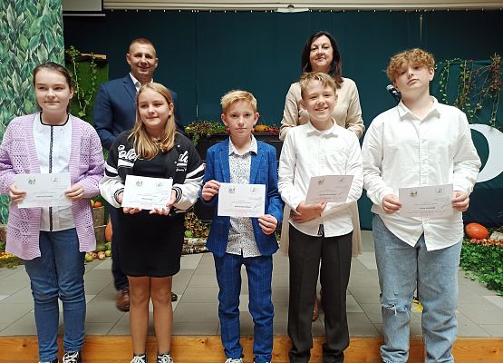 uczniowie, którzy otrzymali stypendium Wójta z klasy 5b