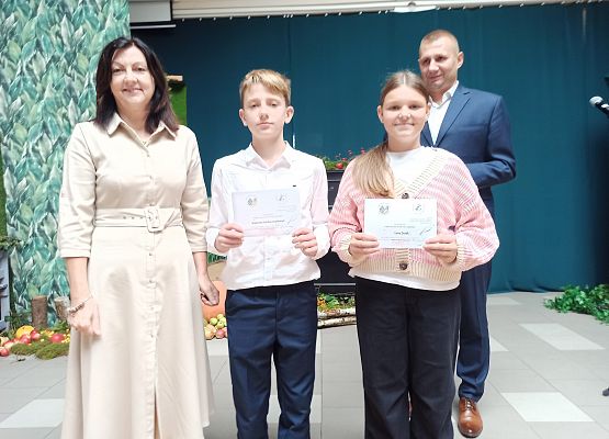 uczniowie, którzy otrzymali stypendium Wójta z klasy 6b