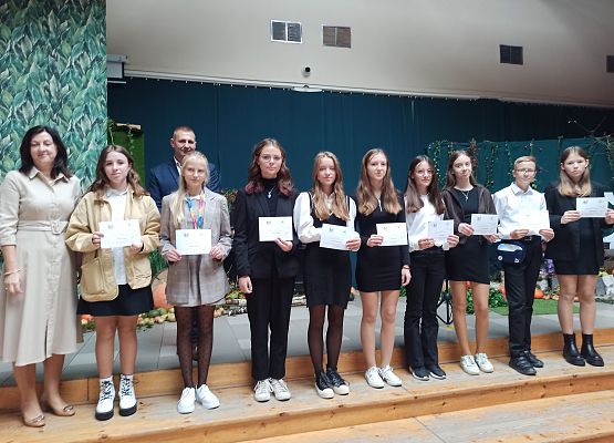 uczniowie, którzy otrzymali stypendium Wójta z klasy 7b