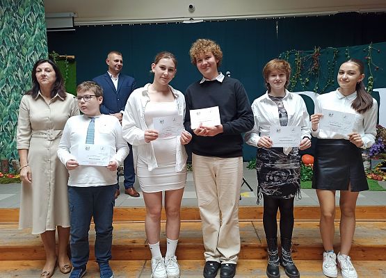 uczniowie, którzy otrzymali stypendium Wójta z klasy 8a