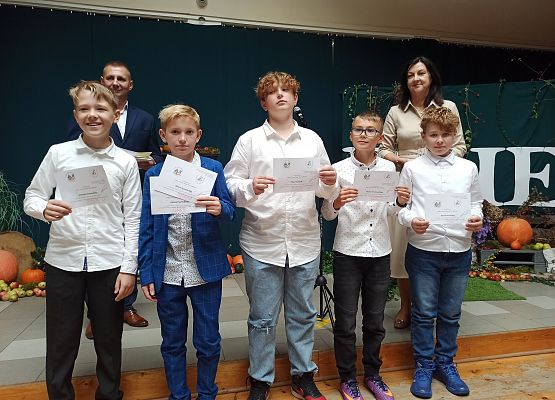 uczniowie, którzy otrzymali stypendium sportowe Wójta z klasy 5b