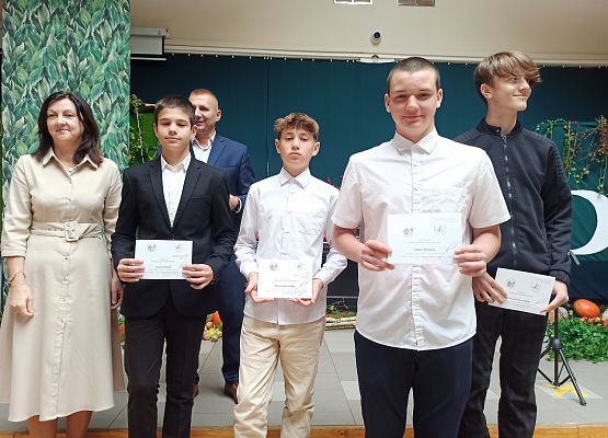 uczniowie, którzy otrzymali stypendium sportowe Wójta z klasy 7a i 7b