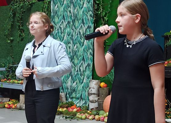 Nikola i Marcelina śpiewają piosenkę