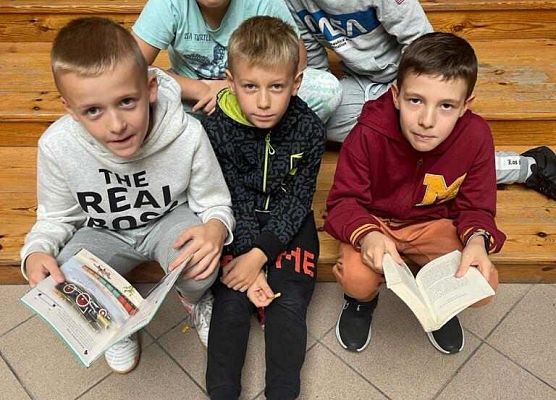 chłopcy czytają