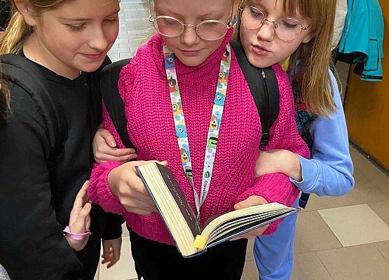 trzy dziewczynki z książką