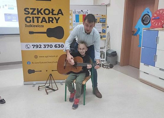 Olek z 3b z gitarą