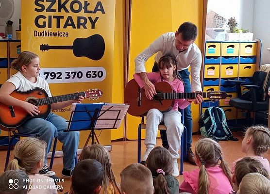 Pan Mikołaj uczy Bartka grać na gitarze