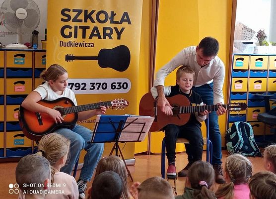 Szymon prubuje swoich sił na instrumentach