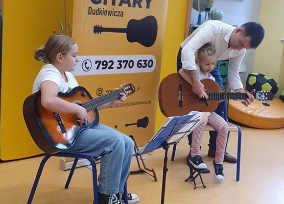Zosia z 1c gra na gitarze