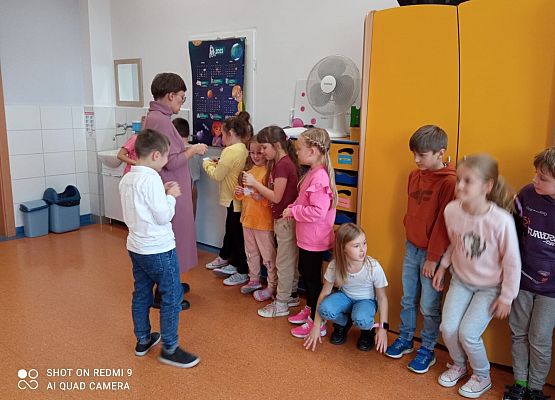 dzieci z 2a losują zadania