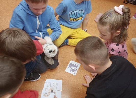 klasa 1b współpracuje w parach