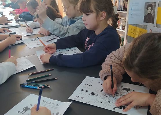 klasa 2b rozwiązuje kundelkowe zadania