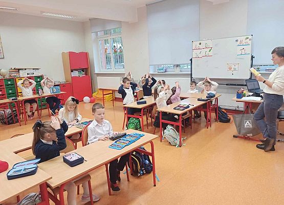 pani Daria czyta klasie 1a