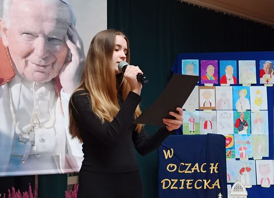 Kornelia czyta wiersz