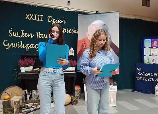 Magda i Martyna podczas apelu