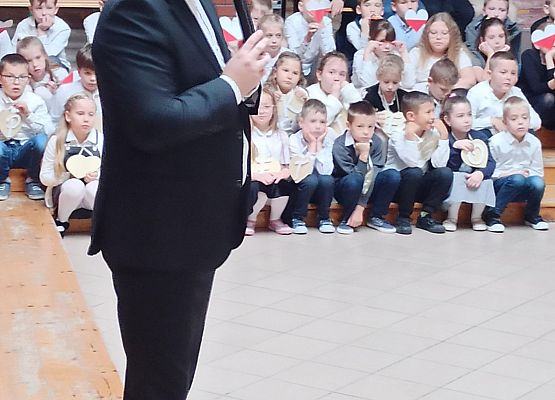 ksiądz podczas apelu