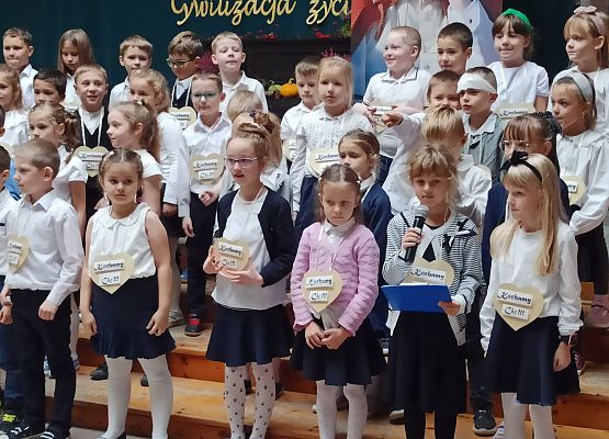 występ dzieci z klas młodszych