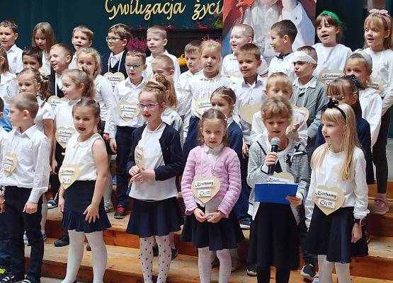 dzieci z pierwszej klasy śpiewają