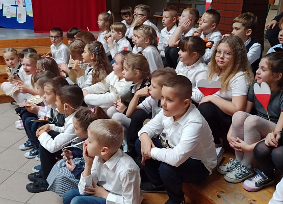 uczniowie na apelu siedzą