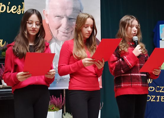 dziewczynki z klasy 7b ubrane na czerwono