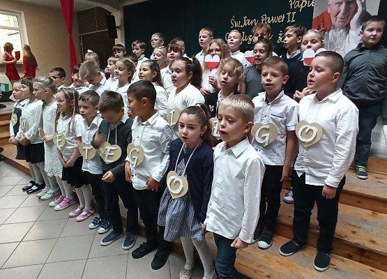 piosenka w wykonaniu klas młodszych