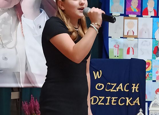 uczennica klasy 5b mówi wiersz