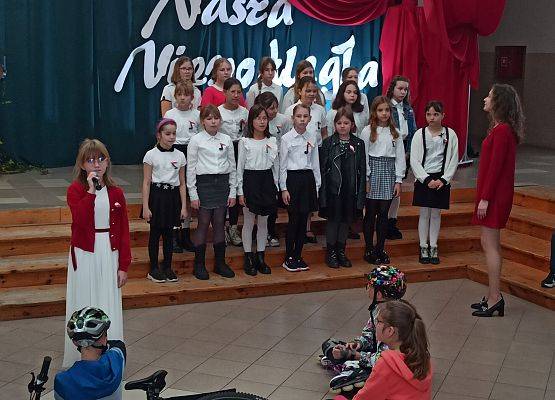 piosenka w wykonaniu dzieci z klas 4 i 5