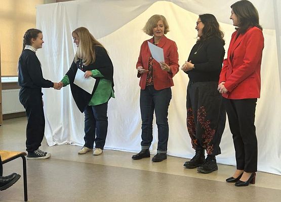 Małgosia odbiera nagrodę