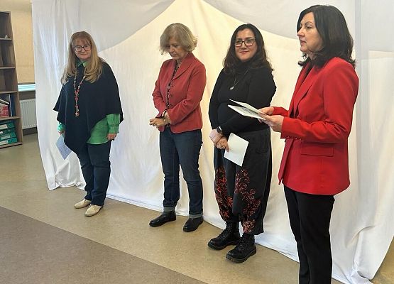 Pani dyrektor wręcza podziękowania