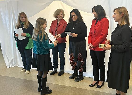 uczestnicy odbierają dyplomy