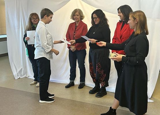 uczestnicy odbierają pamiątkowe dyplomy