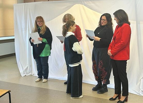 wręczanie nagrody uczennicy