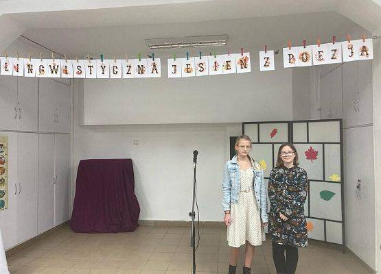Lilia i Agata reprezentuje szkołę w konkursie recytatorskim