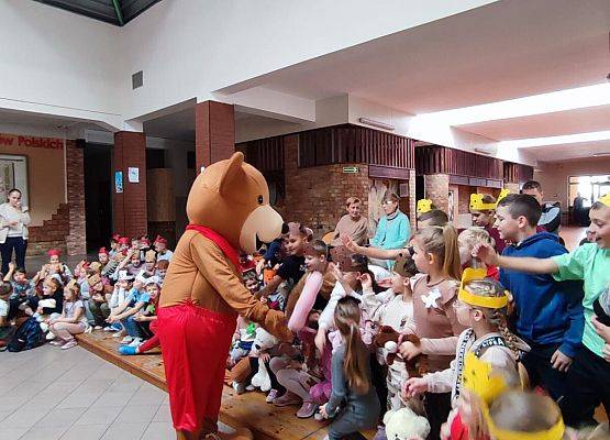 Miś wita się z dziećmi