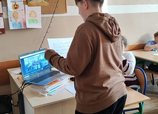 Grafika 4: Rozmawiam - Pomagam (Talk and Help)