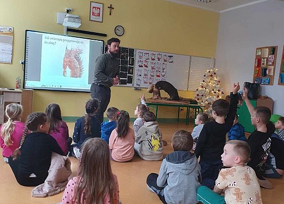 Grafika 1: Spotkanie przyrodnicze uczniów klas I-III z leśnikiem