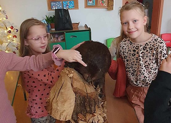 Grafika 4: Spotkanie przyrodnicze uczniów klas I-III z leśnikiem