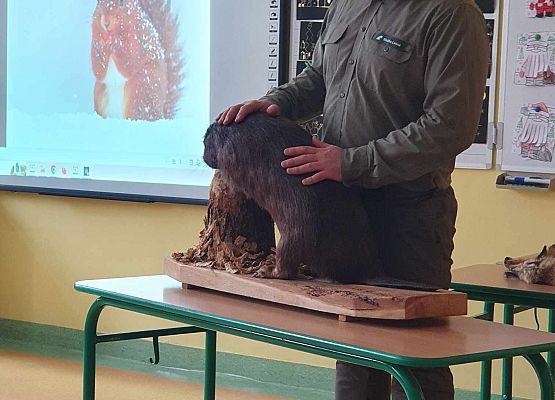 Grafika 5: Spotkanie przyrodnicze uczniów klas I-III z leśnikiem