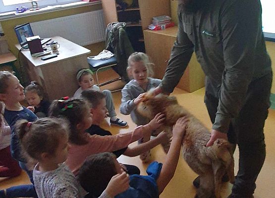 Grafika 6: Spotkanie przyrodnicze uczniów klas I-III z leśnikiem