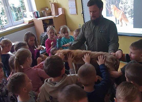 Grafika 7: Spotkanie przyrodnicze uczniów klas I-III z leśnikiem