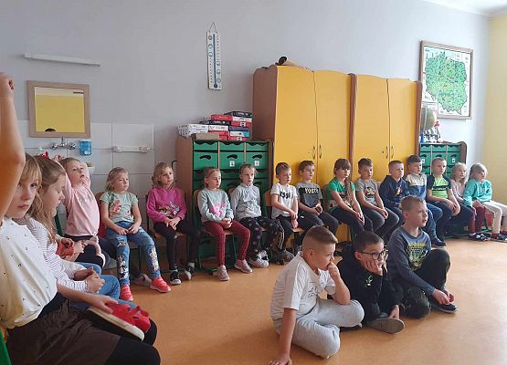 Grafika 8: Spotkanie przyrodnicze uczniów klas I-III z leśnikiem