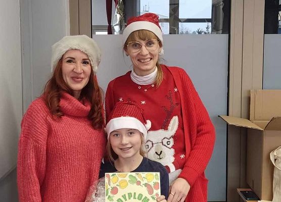 nagrodzona L. Międzybrodzka z kl.3c z panią Kasią i panią Dorotką
