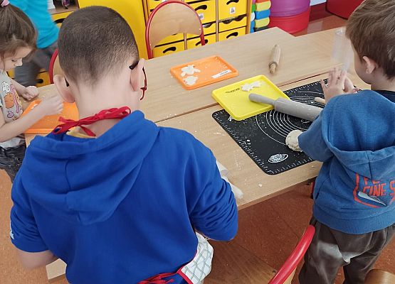 1a wałkuje ciasto z masy solnej