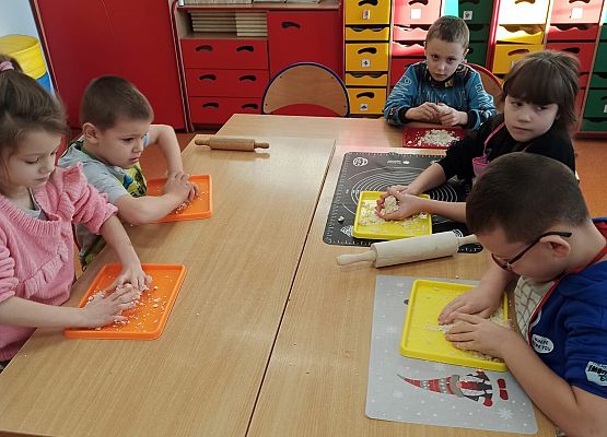 Filip Słoniec, Agata Jasek, Alan Opieka, Michał Syrewicz, Oliwia Przybysz wykonują masę solną