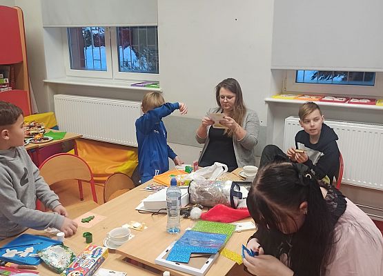 dzieci z rodzicami wykonują prace