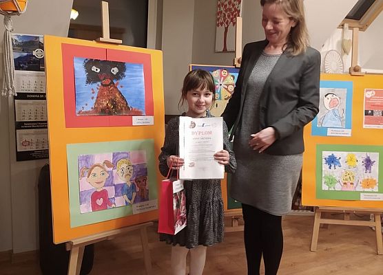 Ania z dyplomem w otoczeniu prac