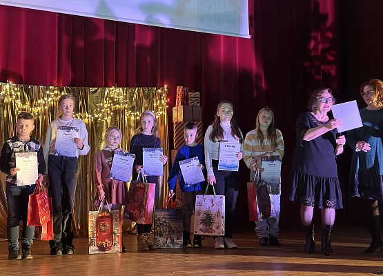 nagrodzeni z nagrodami i dyplomami