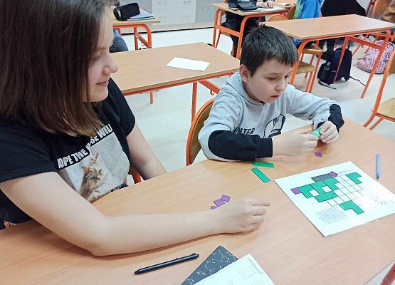 Emilka i Czarek układają choinki