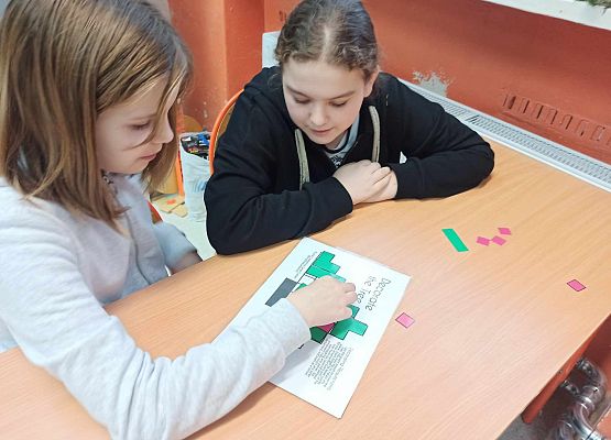 Marta i Kornelia ukladają choinkę