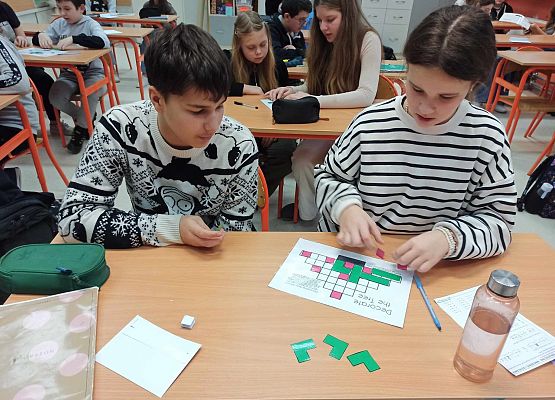 Kuba i Małgosia układają choinki